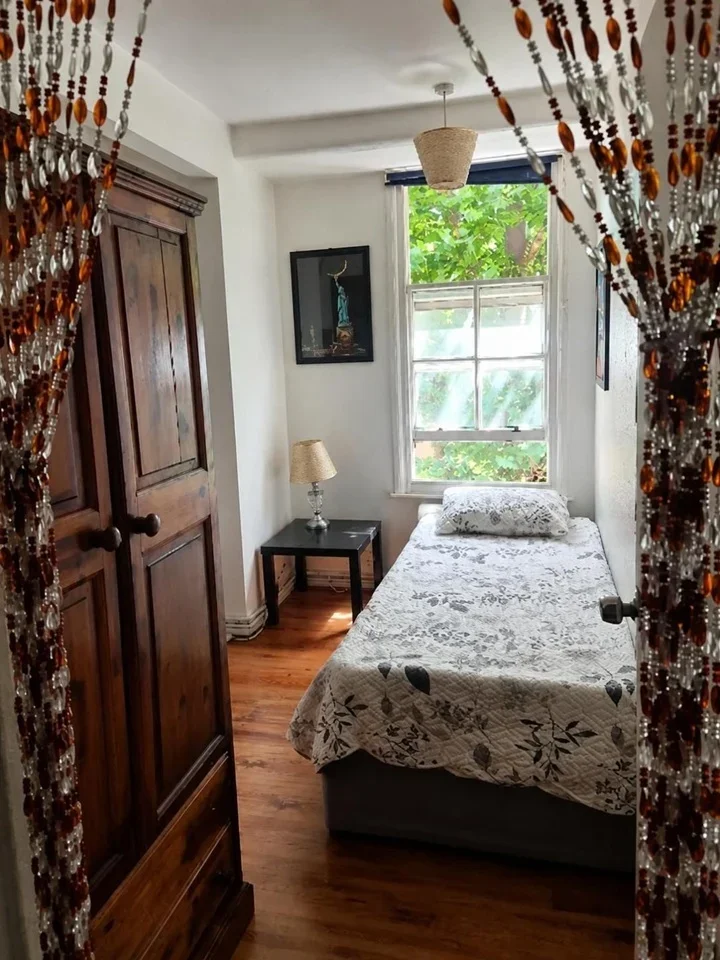 Room Boundary Street in Greater London