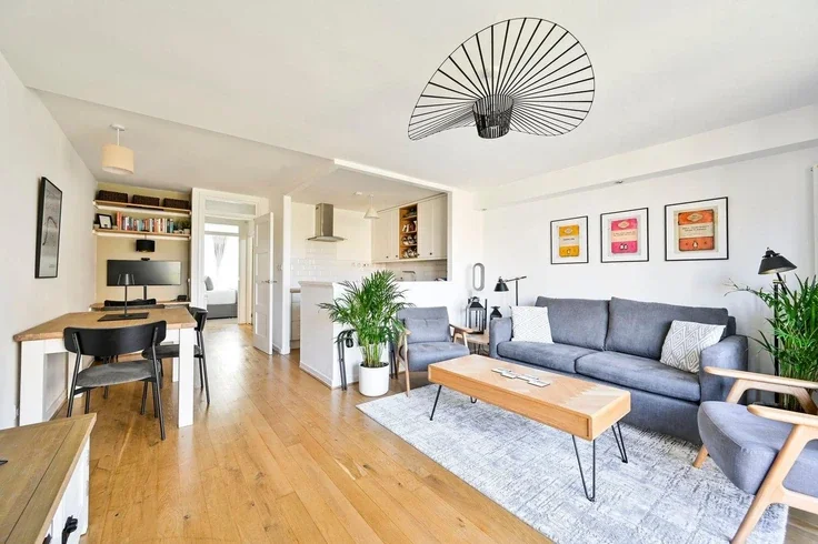 Flat Wharfdale Road in Greater London