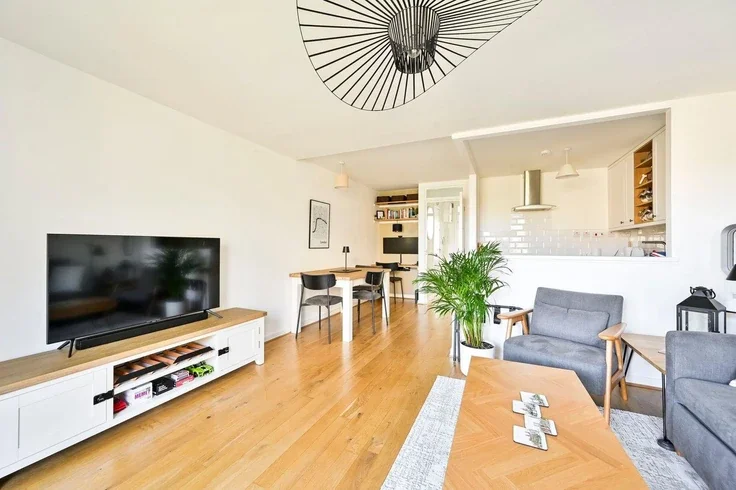 Flat Wharfdale Road in Greater London