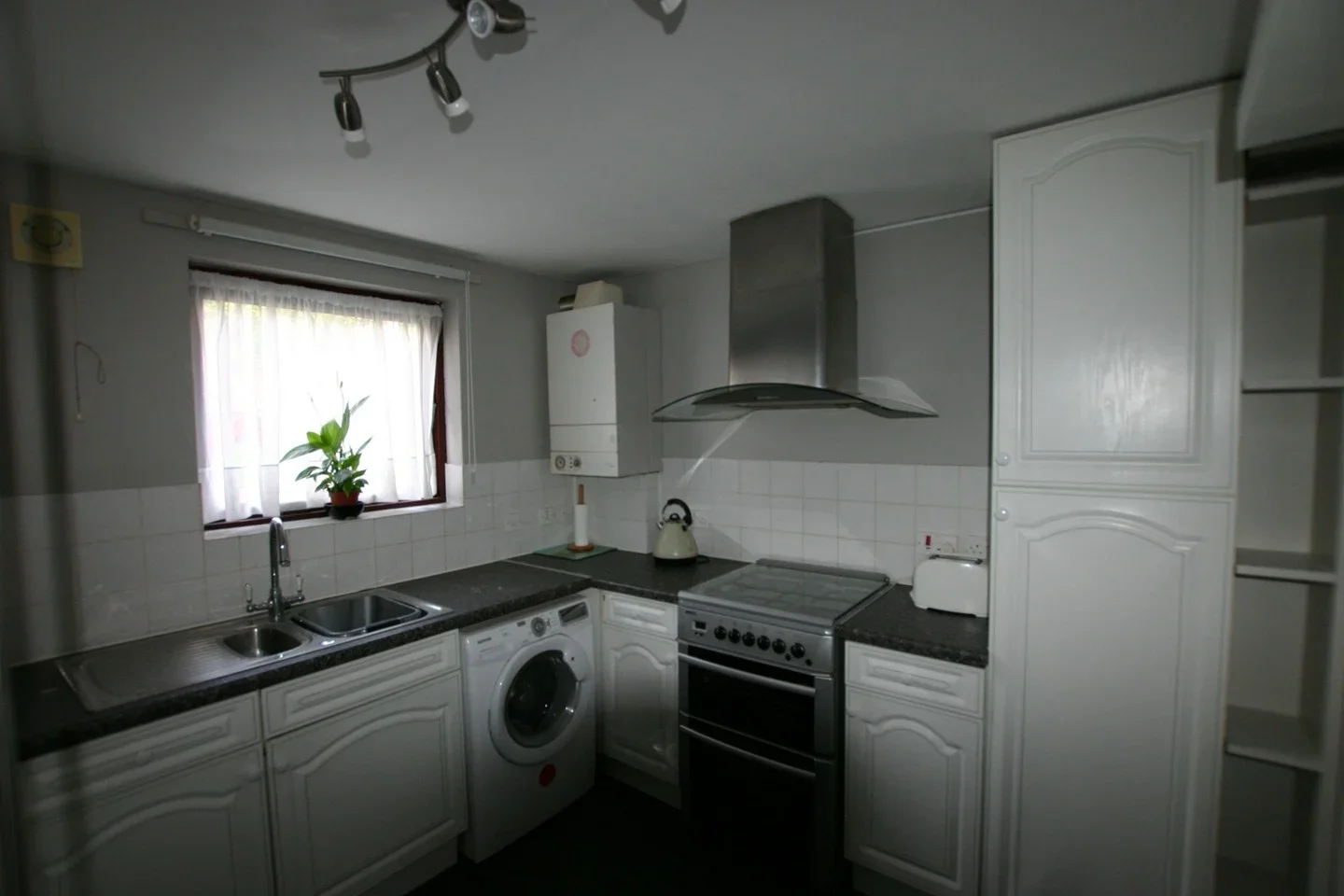 Flat Mordaunt Road in Greater London