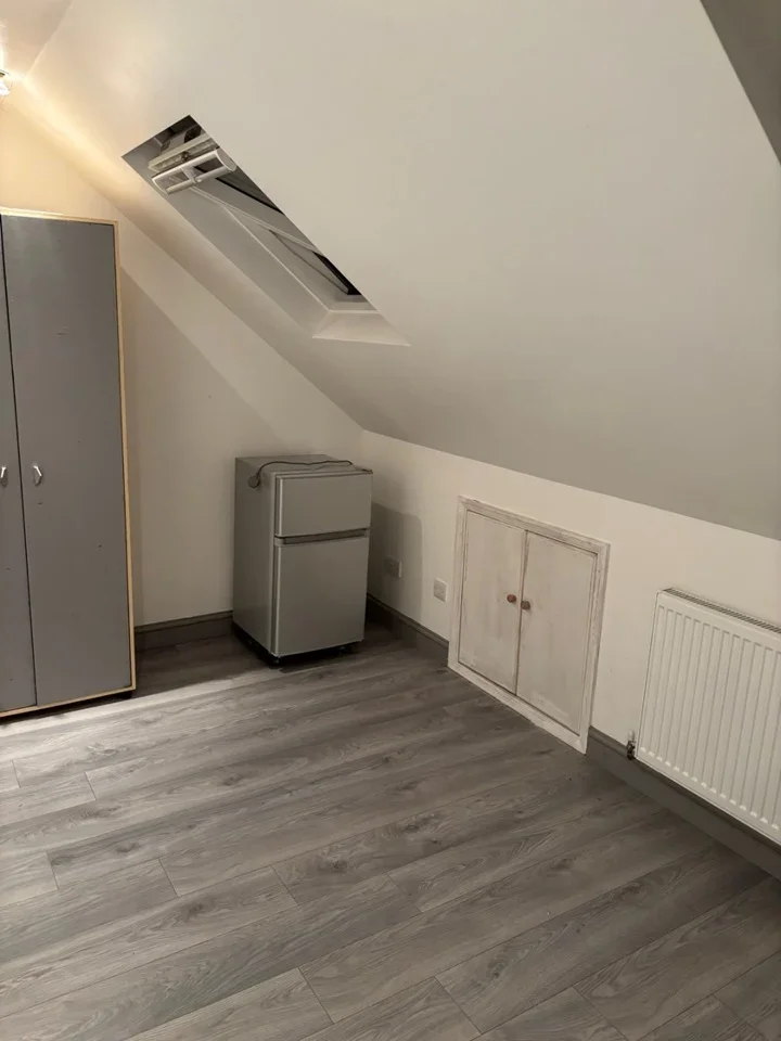 Room Rowan Road in Greater London