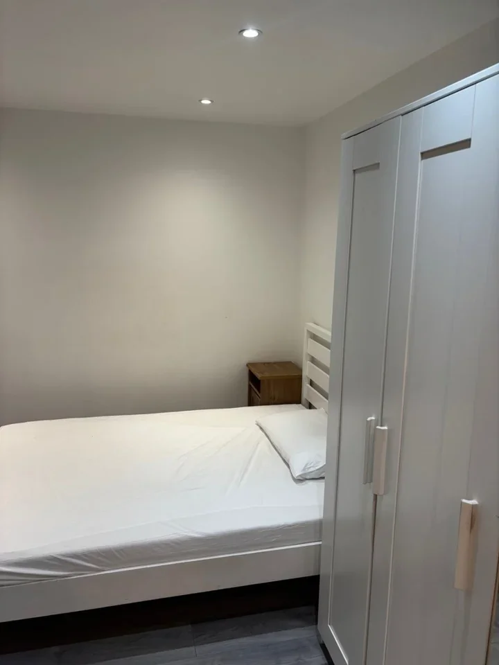 Room Rowan Road in Greater London