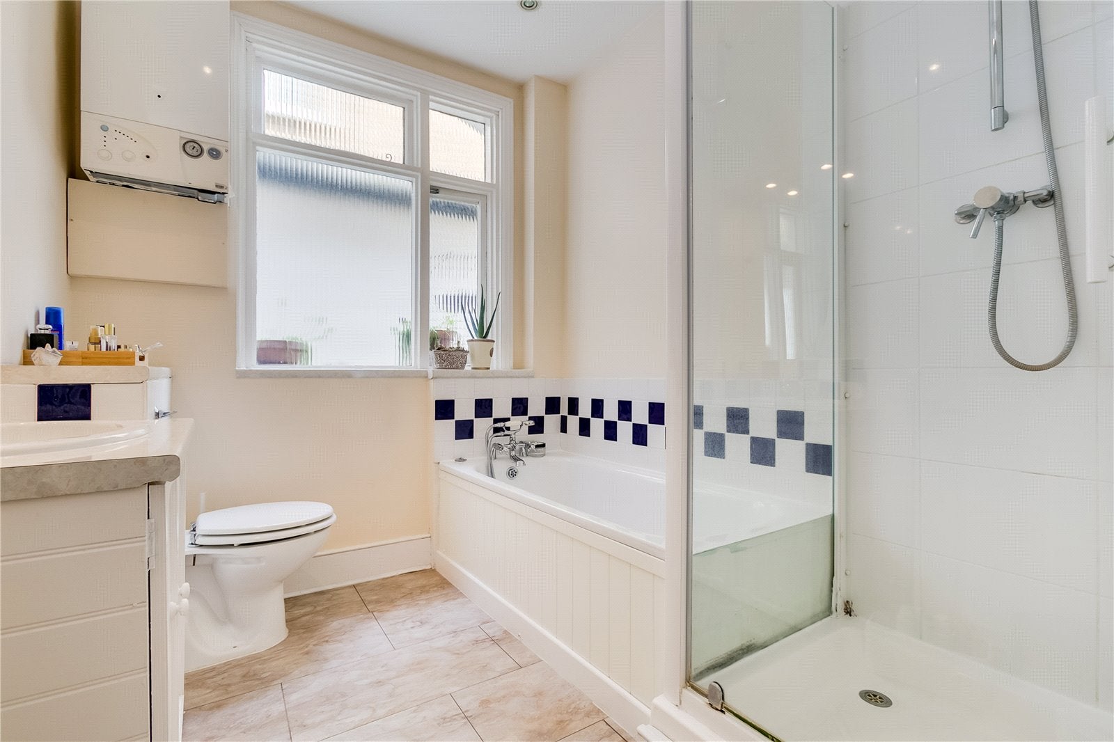 Flat Mayford Road in Greater London