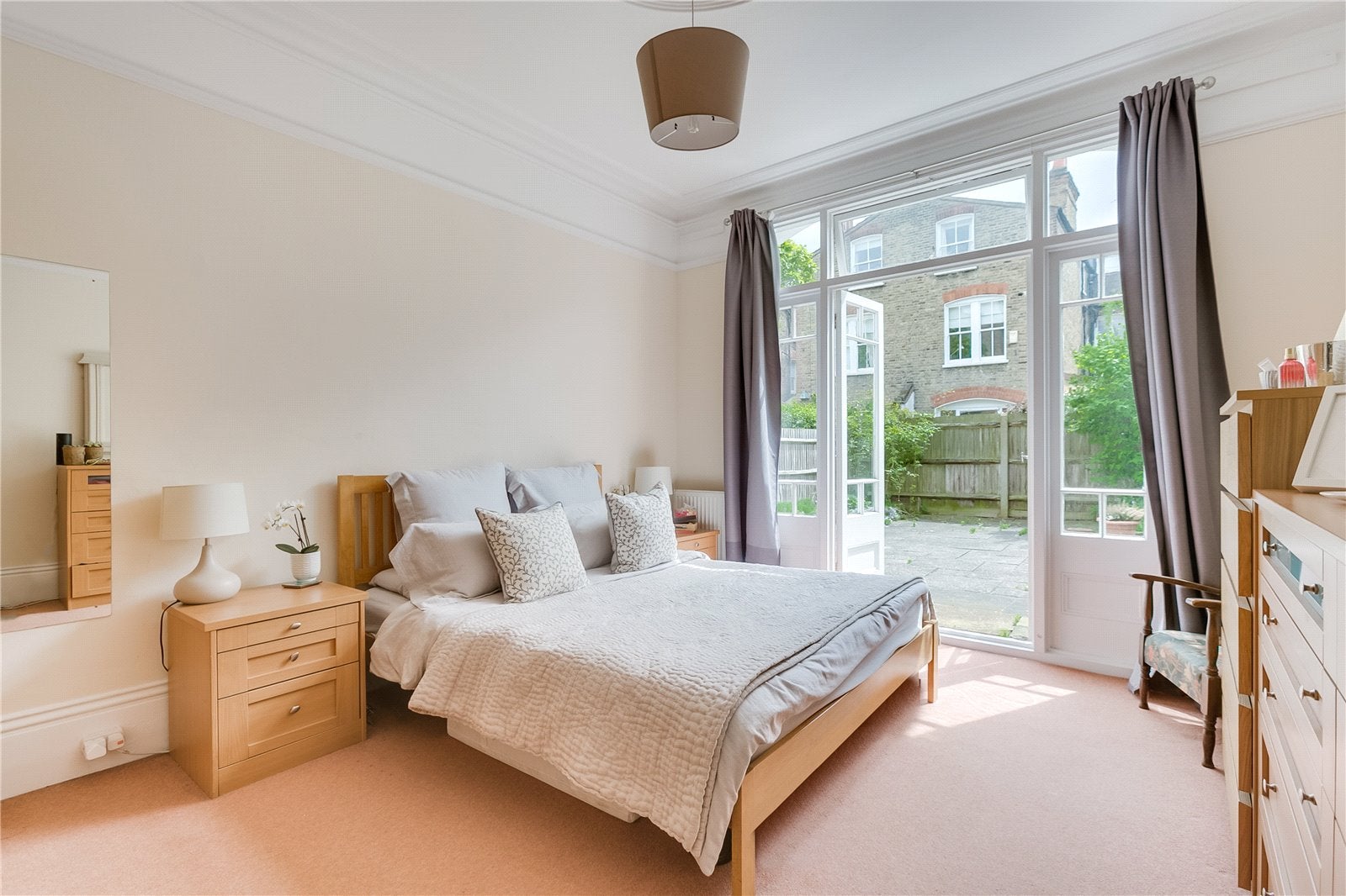 Flat Mayford Road in Greater London