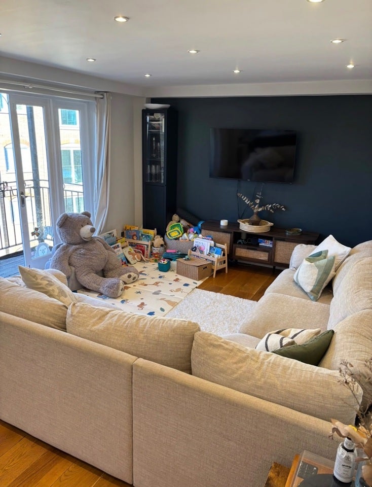 Flat Rotherhithe Street in Greater London