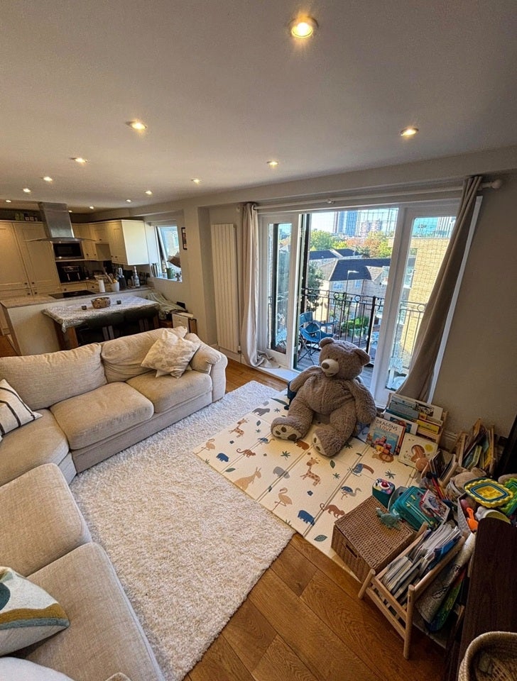 Flat Rotherhithe Street in Greater London