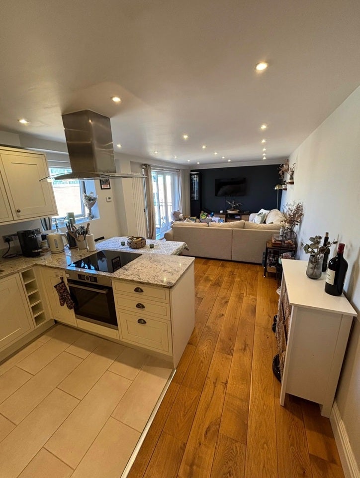 Flat Rotherhithe Street in Greater London