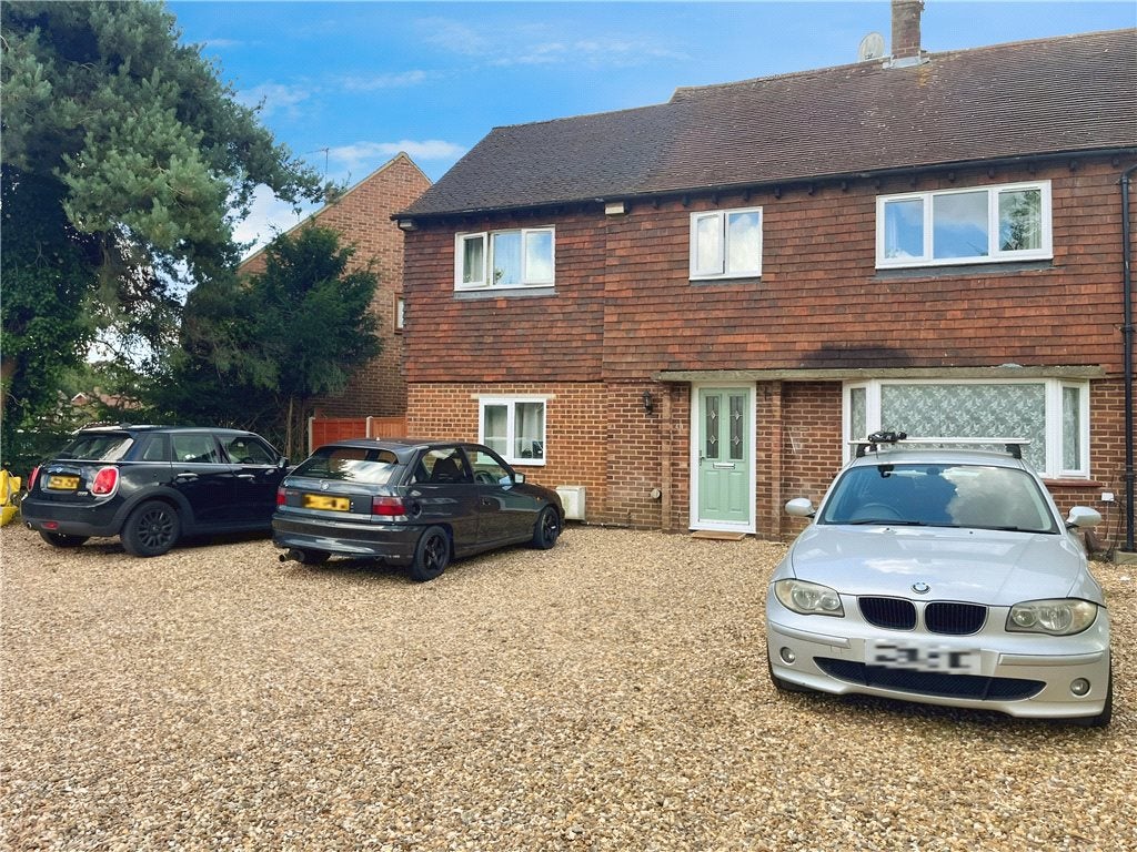 Room Yew Tree Drive in Guildford