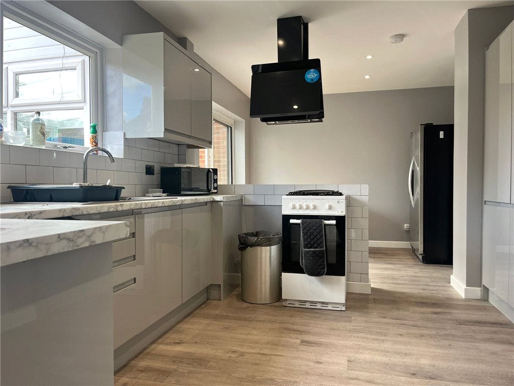 Room Yew Tree Drive in Guildford