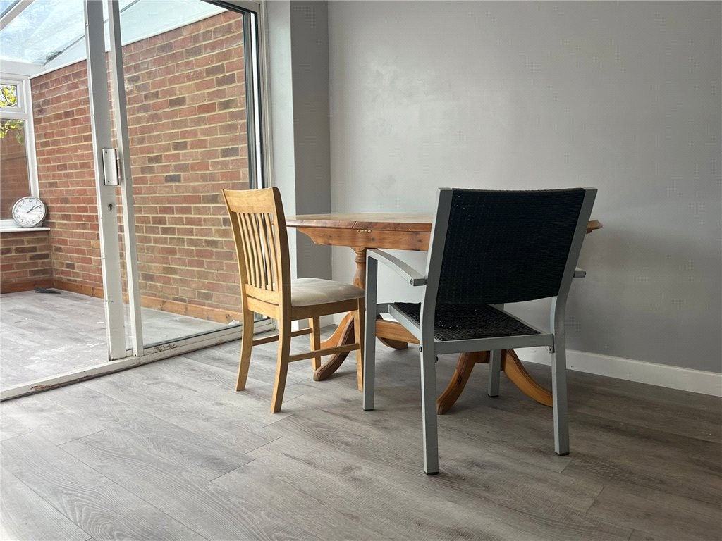 Room Yew Tree Drive in Guildford