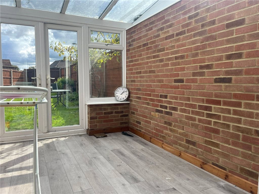 Room Yew Tree Drive in Guildford