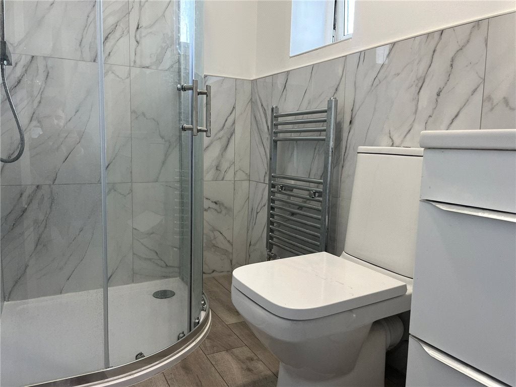 Room Yew Tree Drive in Guildford