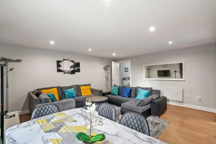 Flat Gaverick Mews in Greater London