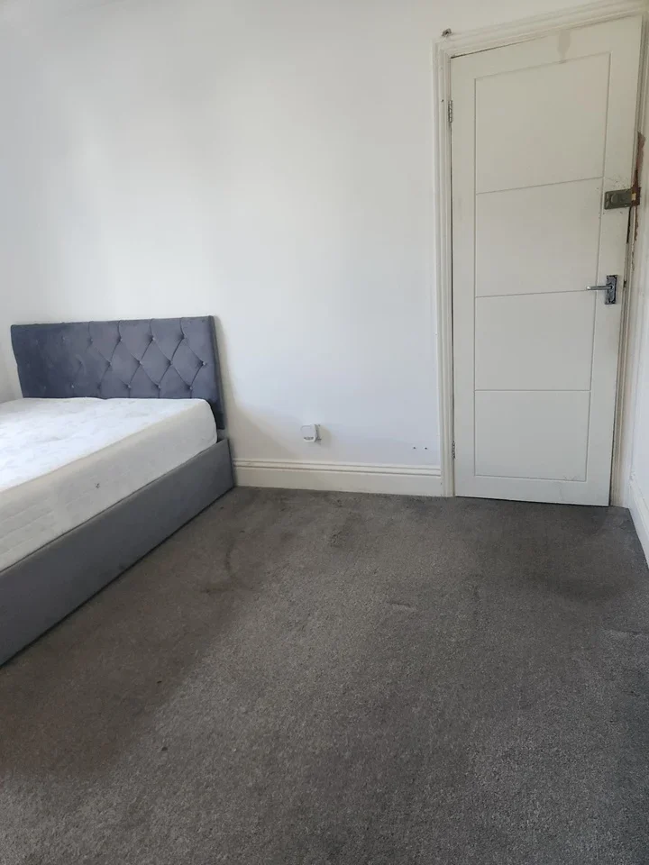 Room Chinbrook Road in Greater London