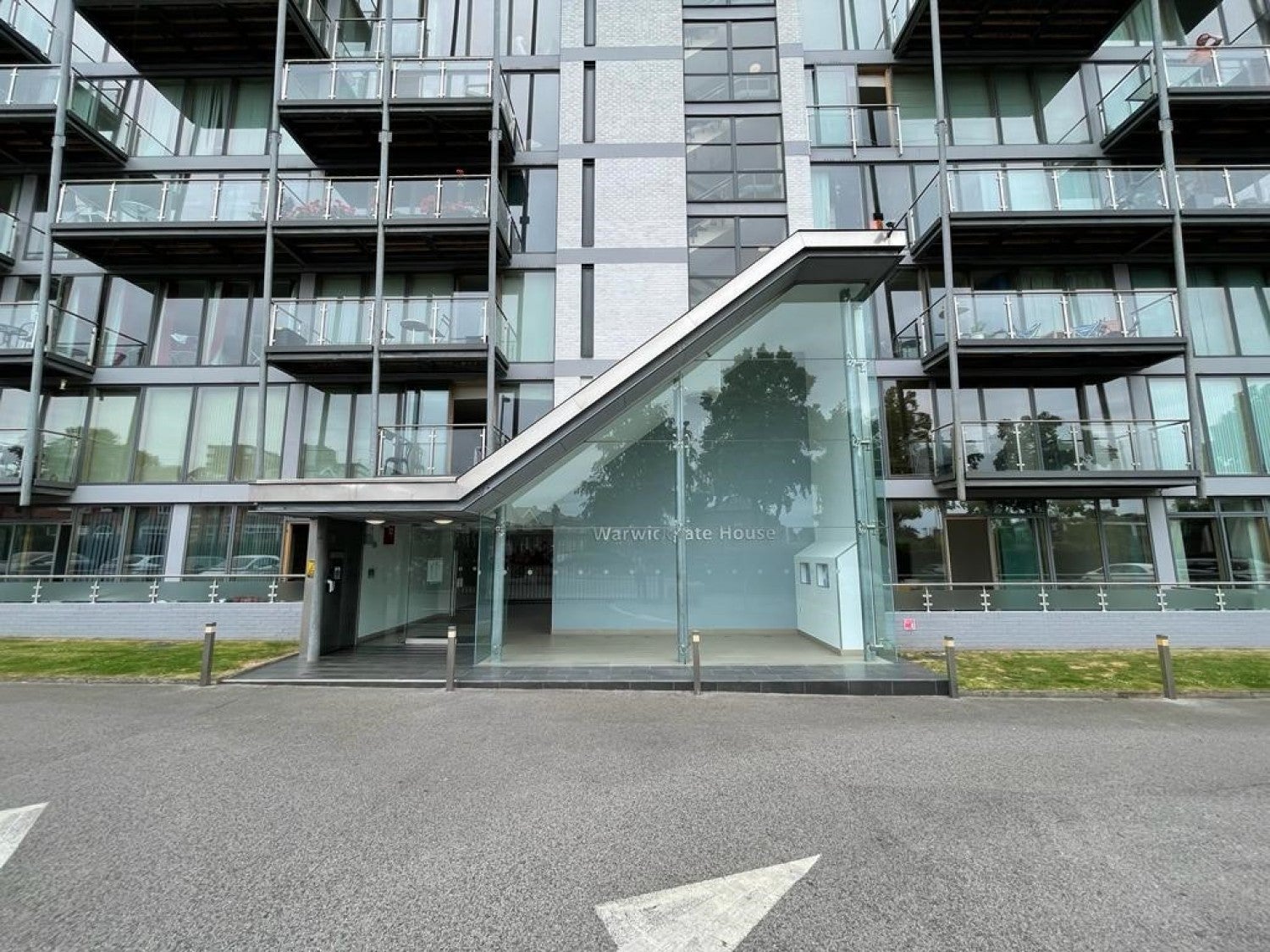 Flat Warwick Road in Manchester