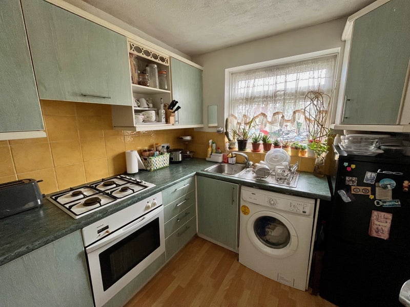 Room Pickering Court in Greater London