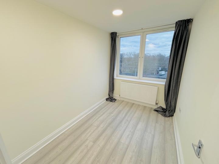 Flat Ratcliffe Cross Street in Greater London