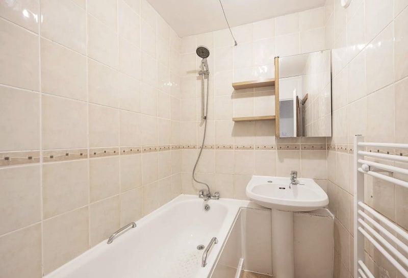 Room Tolsford Road in Greater London