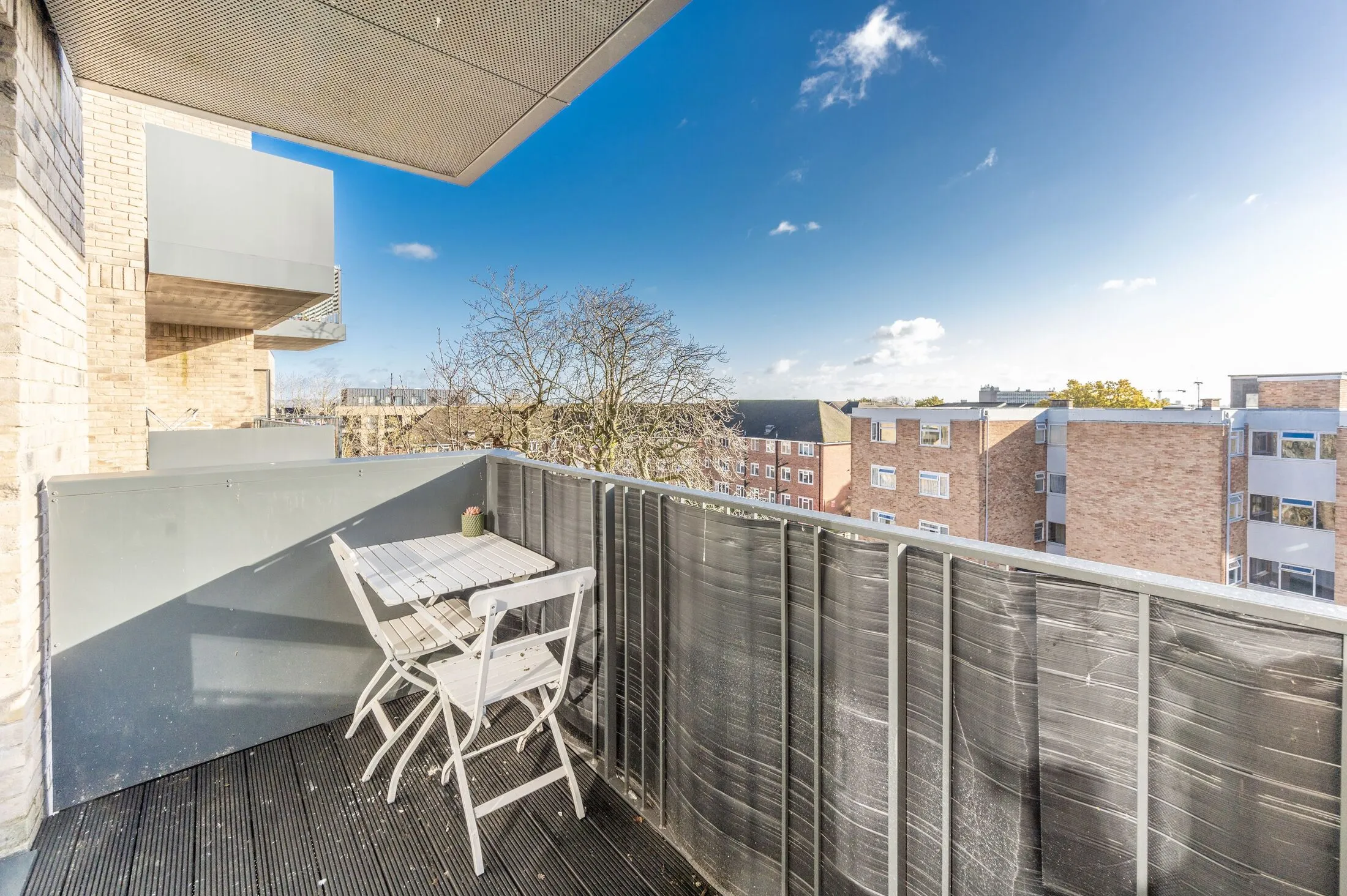 Flat Lyon Road in Greater London