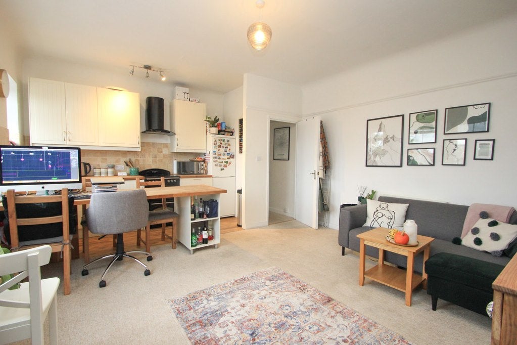 Flat Uxbridge Road in Greater London