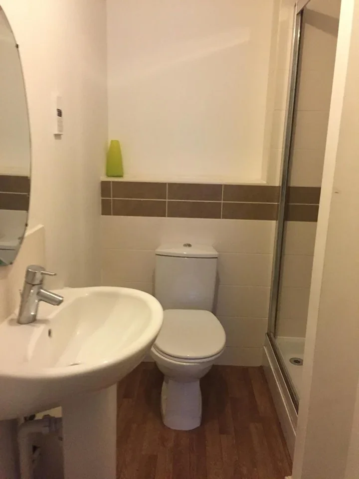 Flat Piper Way in Greater London