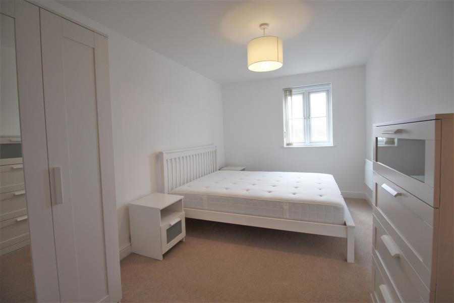 Flat Goldsworth Road in Woking