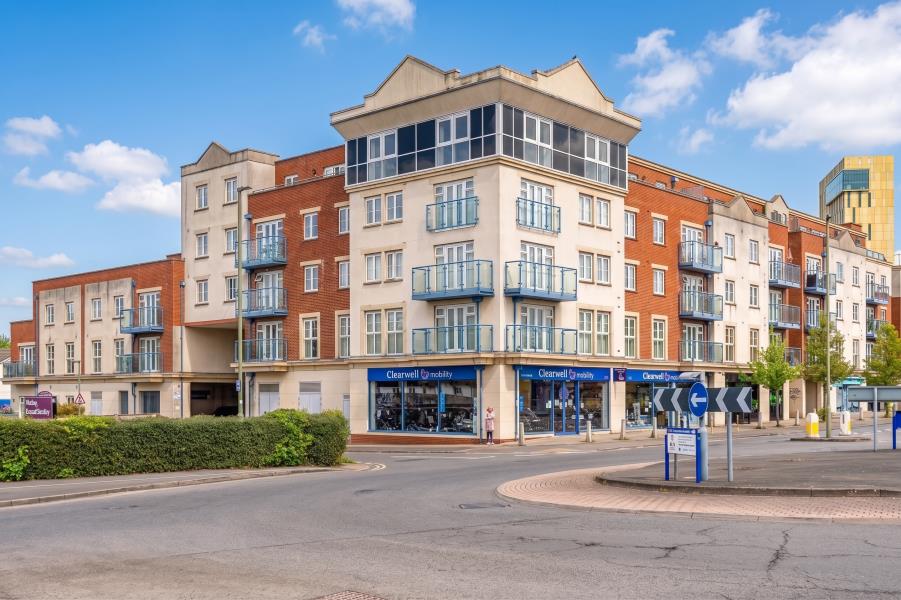 Flat Goldsworth Road in Woking