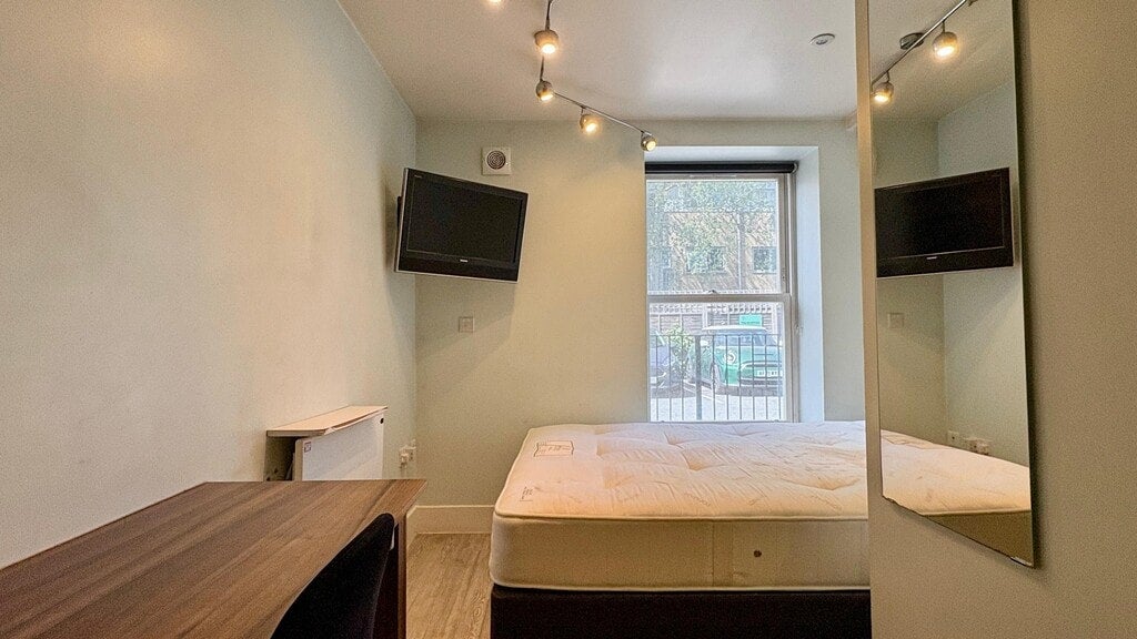 Room Camden Road in Greater London