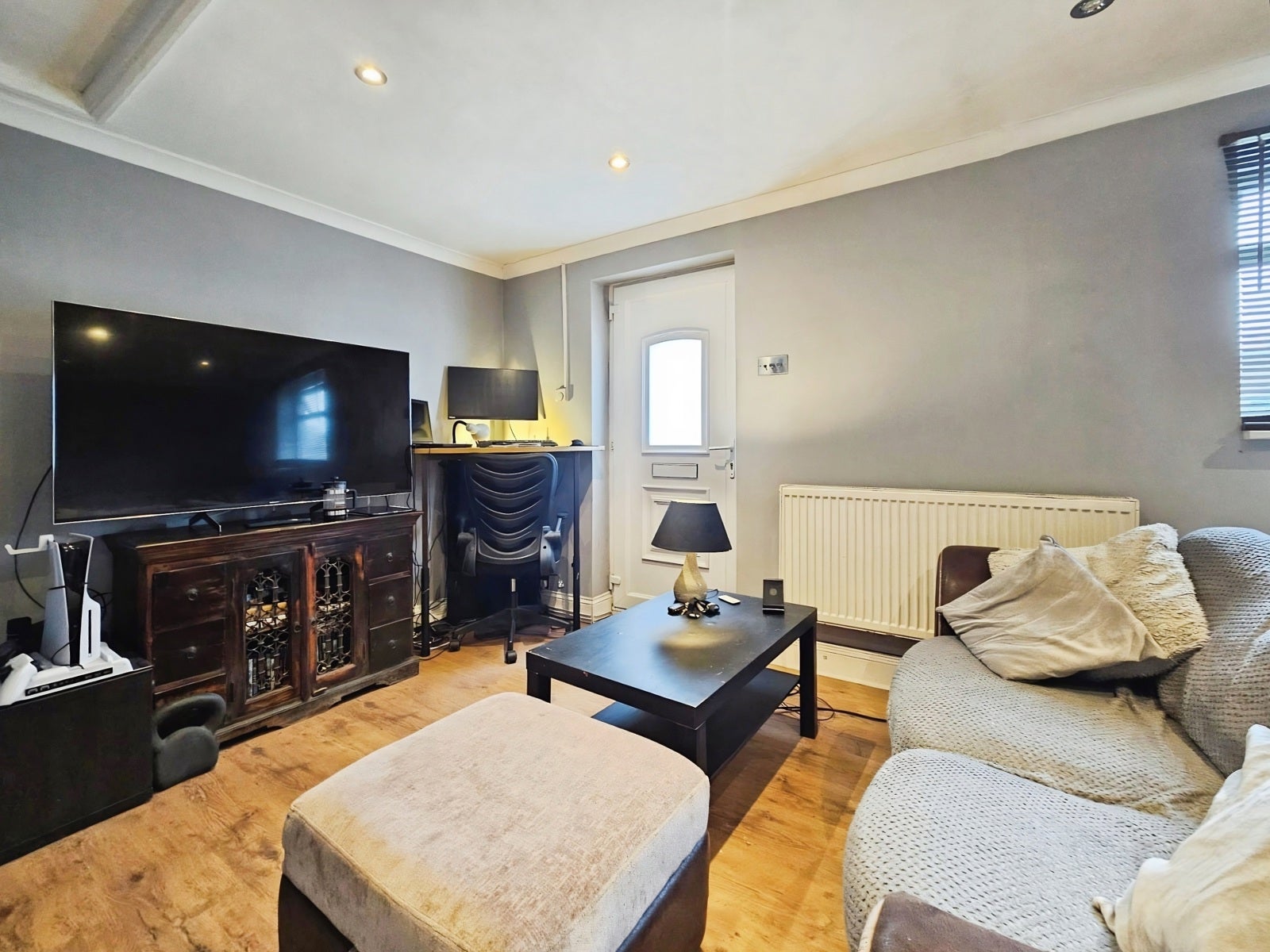 Flat Coppermill Road in Horton