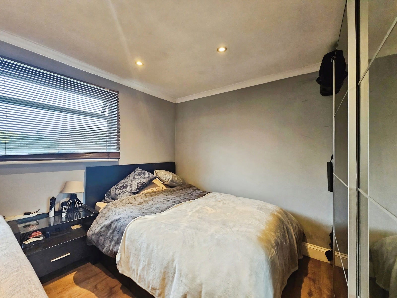 Flat Coppermill Road in Horton