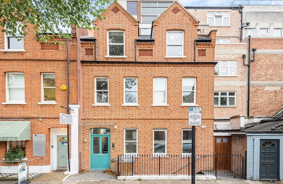 Flat Ravenscourt Avenue in Greater London