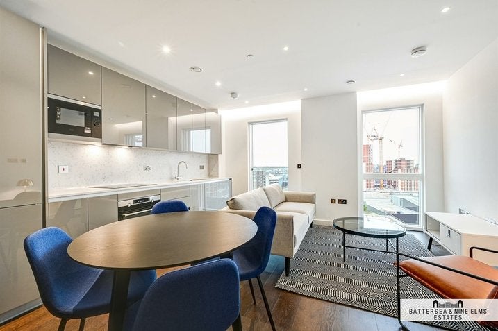 Flat Lanchester Way in Greater London