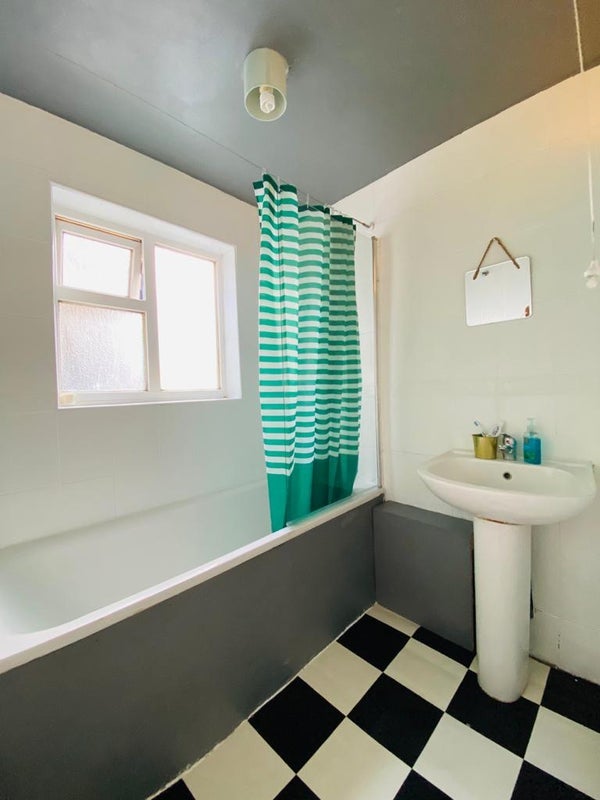 Room Nutfield Road in Greater London