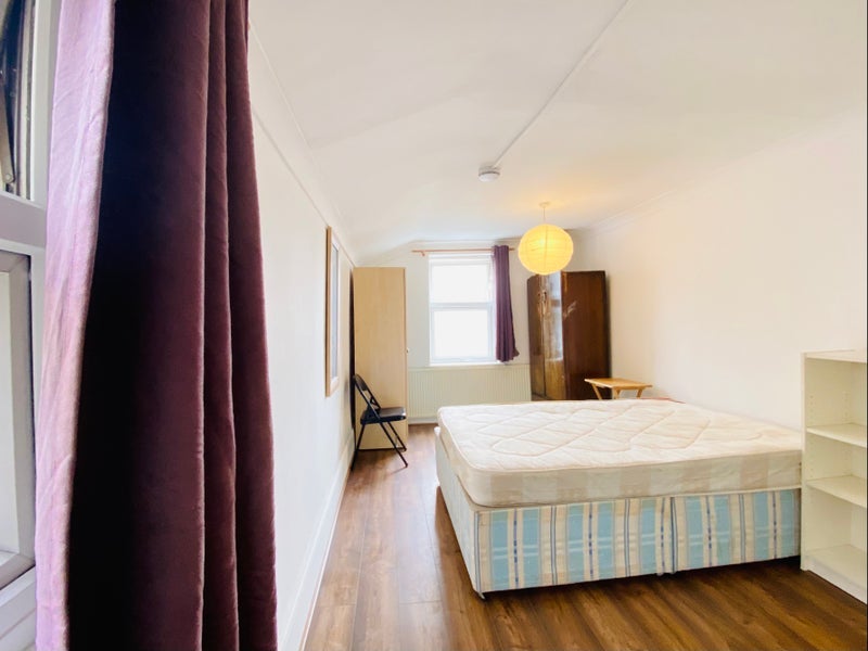 Room Nutfield Road in Greater London