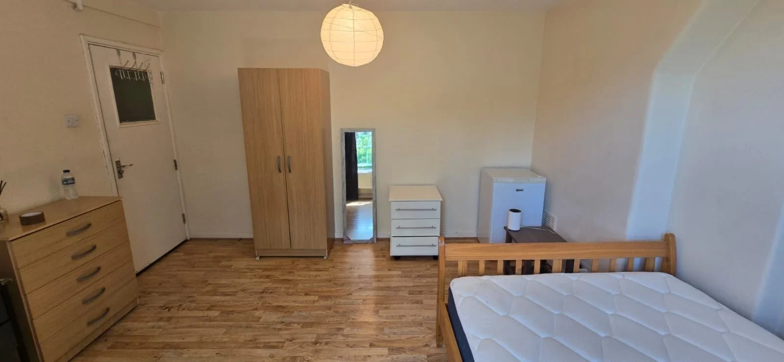 Room Hollybush Gardens in Greater London