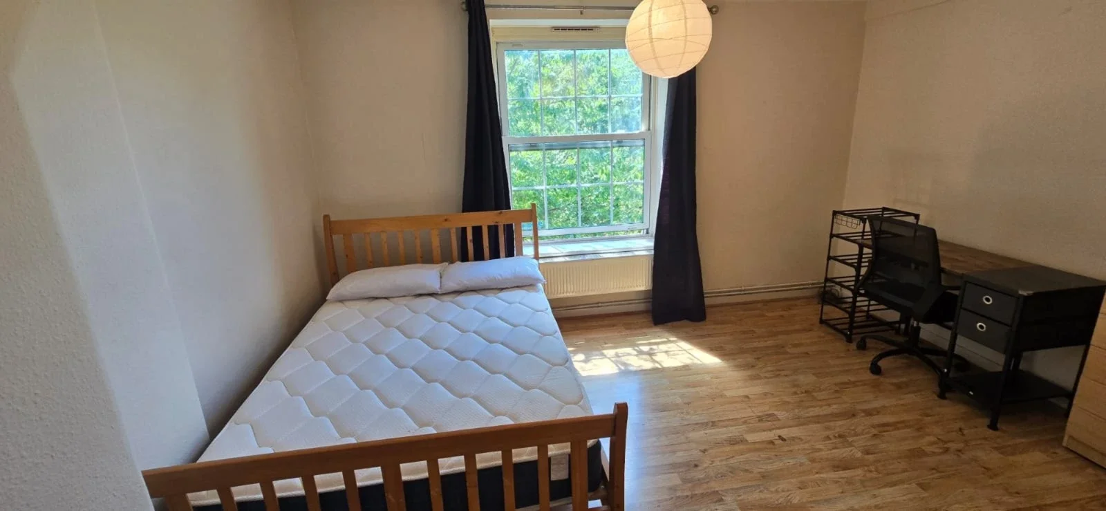 Room Hollybush Gardens in Greater London