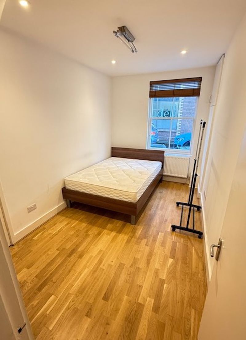 Flat Canfield Place in Greater London