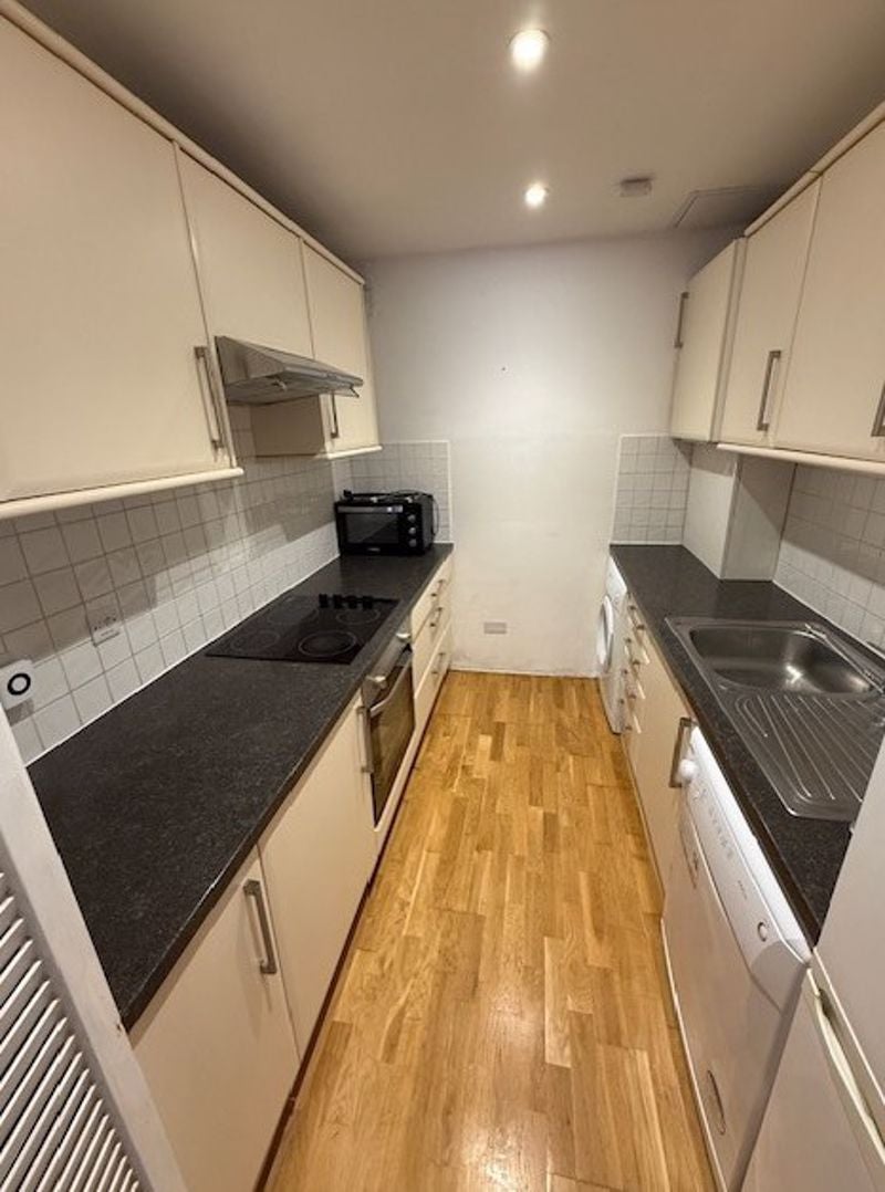 Flat Canfield Place in Greater London