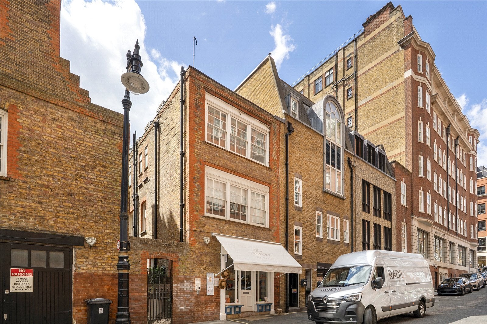 Flat Brook's Mews in City of Westminster