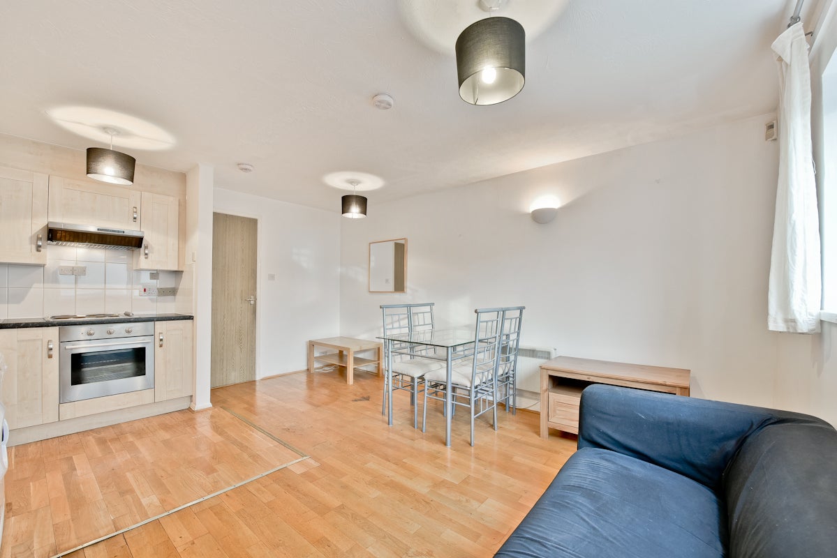 Flat Ambassador Square in Greater London
