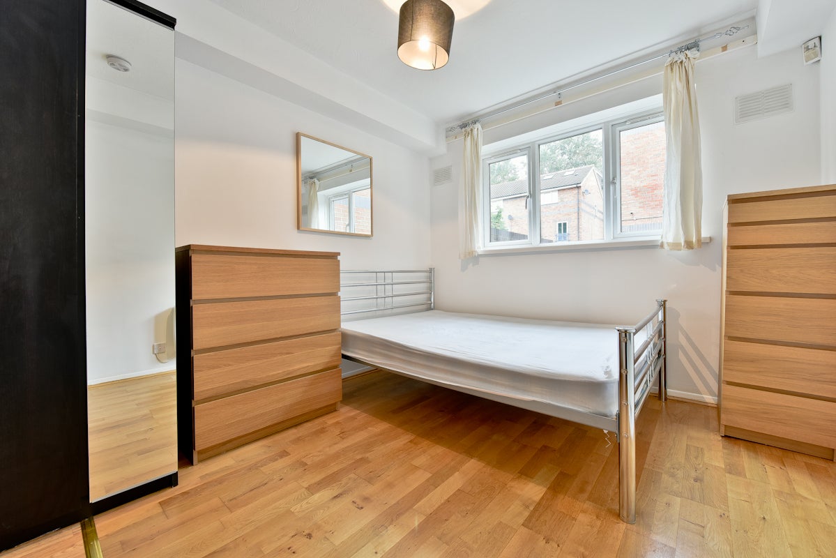 Flat Ambassador Square in Greater London