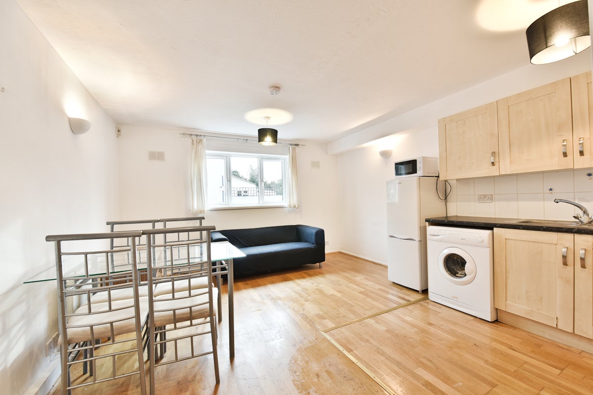 Flat Ambassador Square in Greater London
