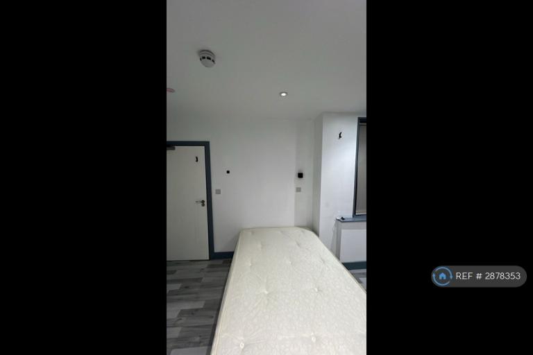 Room Summit Road in Greater London