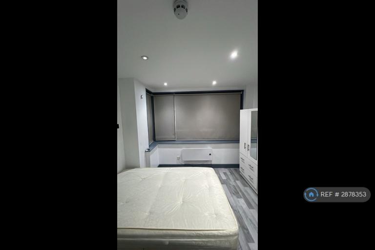 Room Summit Road in Greater London
