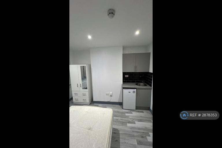 Room Summit Road in Greater London