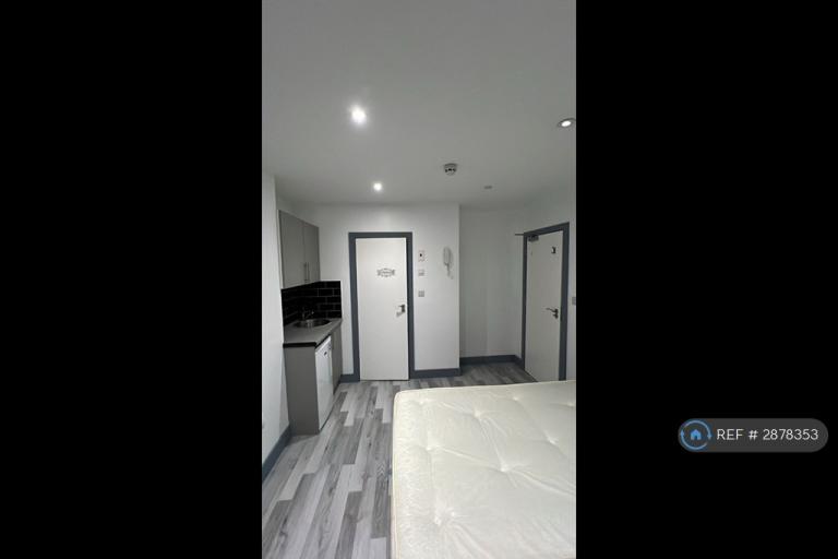 Room Summit Road in Greater London