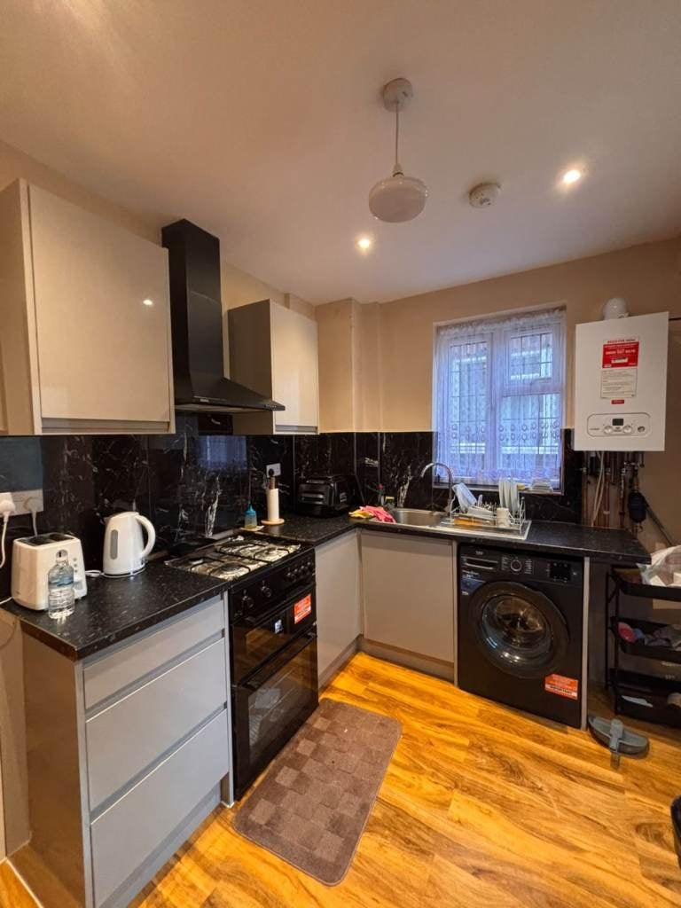 Flat Roman Close in Greater London