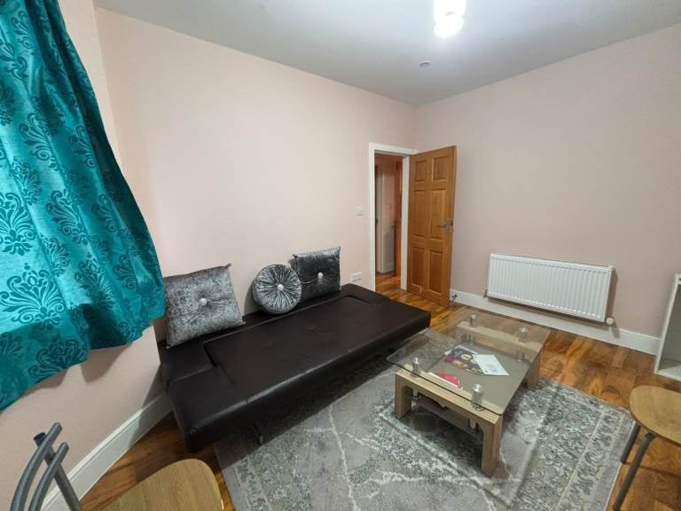 Flat Roman Close in Greater London