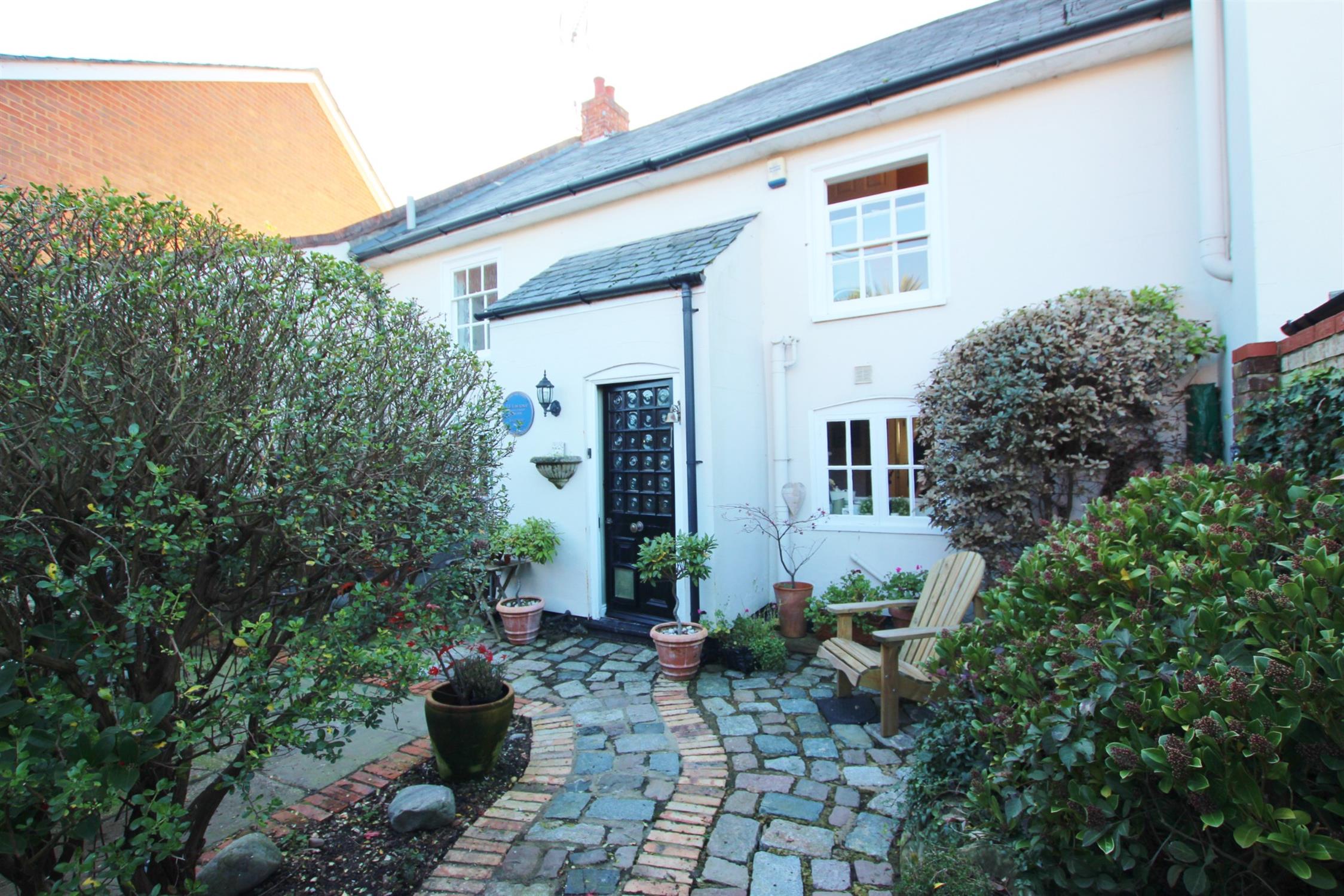 House Shore Road in New Forest