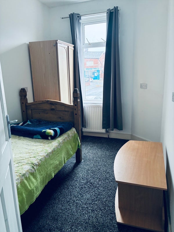 Room Pilmuir Road in Blackburn